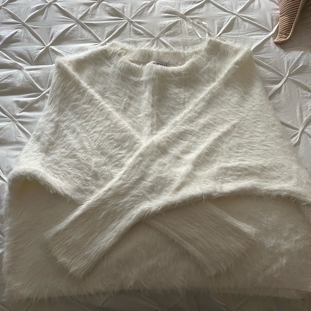 FUZZY WHITE SWEATER LARGE